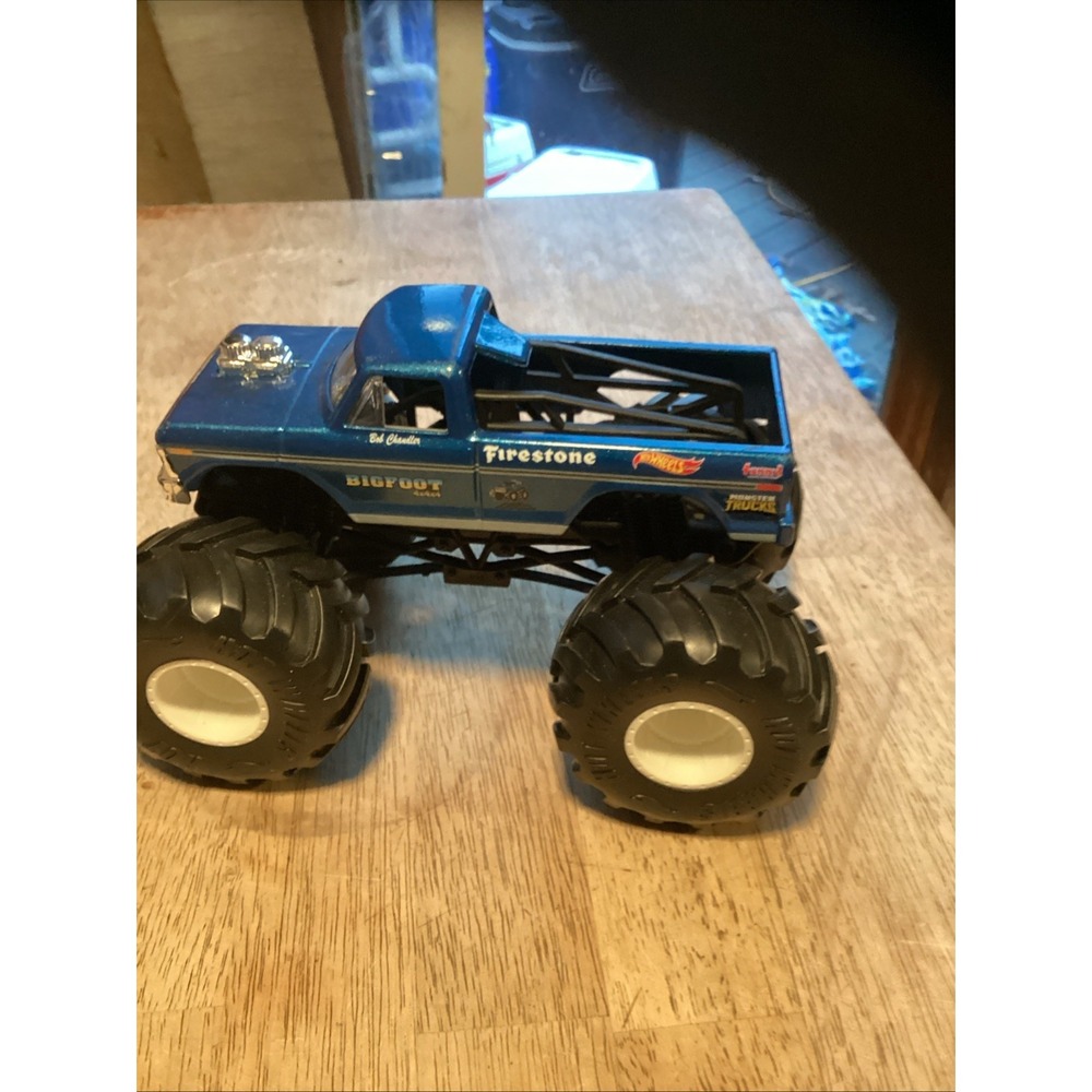 Hot Wheels Bigfoot 4X4X4 Monster Truck Blue 1:24 Scale Firestone 2018